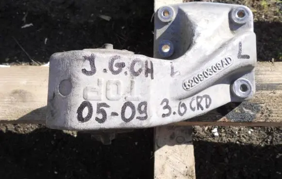 Jeep Grand Cherokee Engine mounting bracket 2535435435