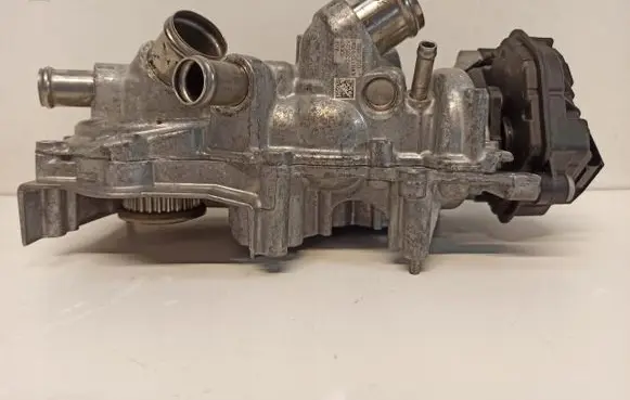 Volkswagen Tiguan Water pump 05E121117K