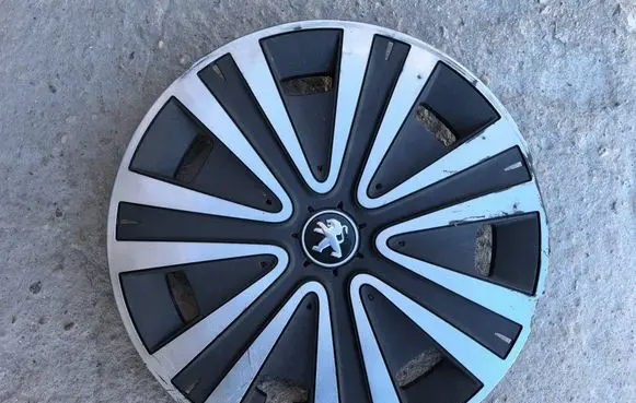 Peugeot Partner R15 wheel hub/cap/trim 9676970477