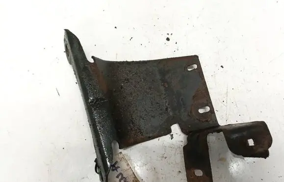 Engine mounting bracket