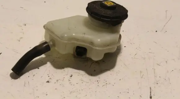 Honda CR-V Brake fluid reservoir 