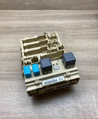 Lexus RX 330 - 350 - 400H Fuse module 122206JU