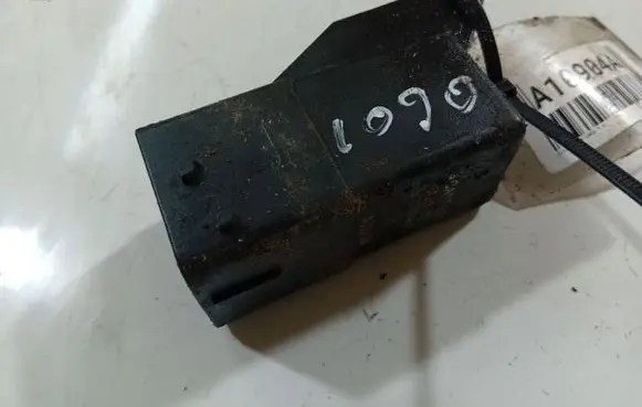 Volkswagen Jetta V Glow plug pre-heat relay 51252002