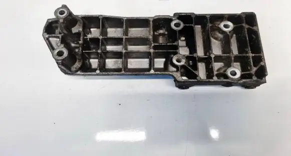 Renault Laguna I Engine mounting bracket 9135170