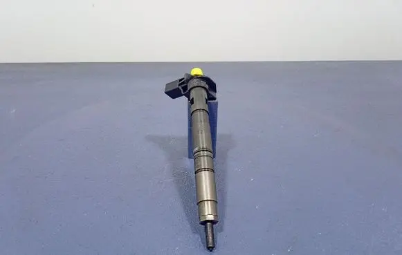 Volkswagen PASSAT B6 Fuel injector 03L130277