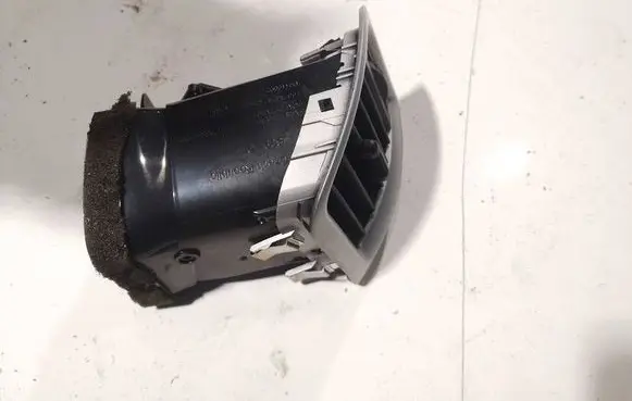 Skoda Fabia Mk2 (5J) Dash center air vent grill 