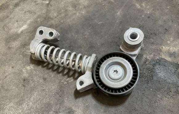 Volvo XC90 Generator/alternator belt tensioner 