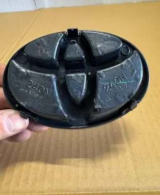 Toyota Corolla Verso E121 Manufacturer badge logo/emblem 75311-13171