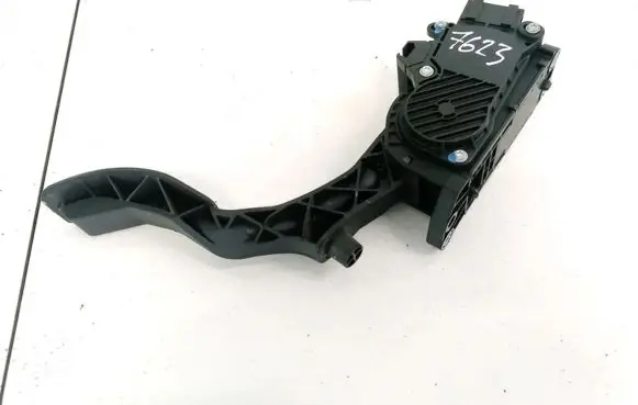 Accelerator throttle pedal