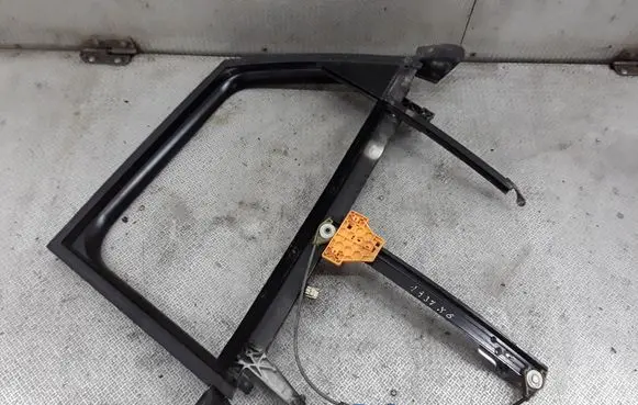 Rear door manual window regulator