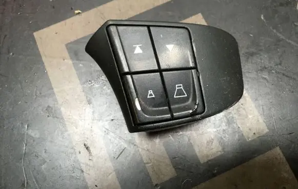 Steering wheel buttons/switches