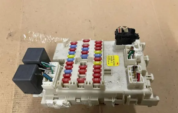 Nissan Primera Fuse module 24350AV700 0531061