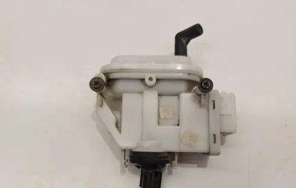 Volkswagen PASSAT B3 Central locking vacuum pump 357862153H