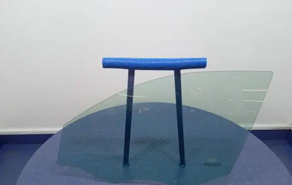 KIA Sorento Front door window glass four-door