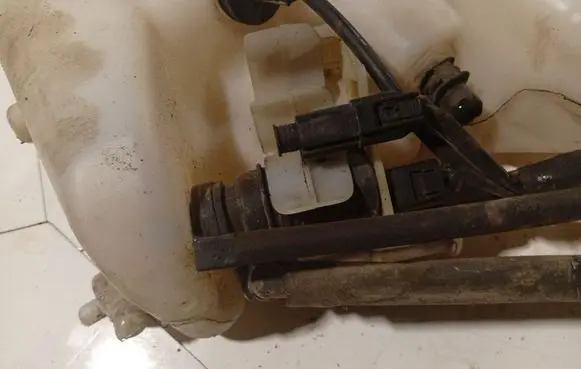 Mercedes-Benz CLS C219 Windscreen/windshield washer pump 