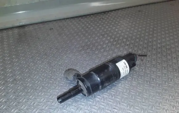 Volkswagen Touareg I Headlight washer pump 3B0955681
