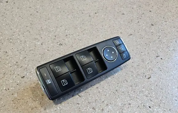 Mercedes-Benz C AMG W204 Electric window control switch A2128208310