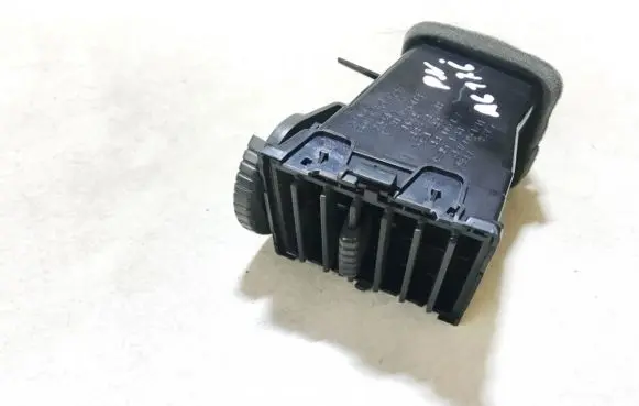 Nissan X-Trail T30 Dash center air vent grill 68750eq000