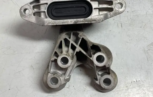 Opel Insignia B Engine mount bracket 39238560