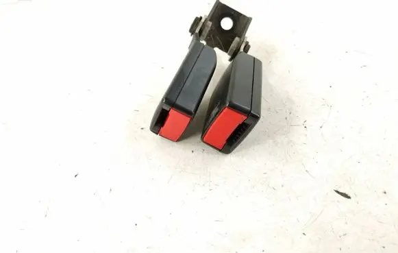 Middle seatbelt buckle (rear)
