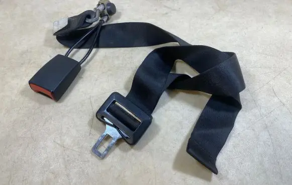 Middle seatbelt (rear)