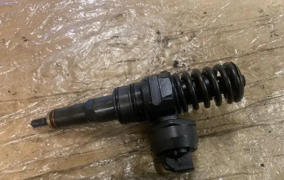 Volkswagen PASSAT B6 Fuel injector 036130073AG