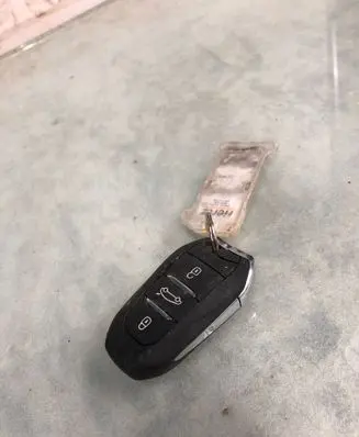 Opel Astra L Ignition key/card 