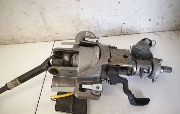 Opel Corsa D Power steering pump 13290393
