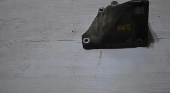 Mercedes-Benz CLS C219 Engine mounting bracket 2722231604