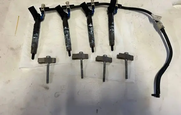 Mercedes-Benz Sprinter W907 W910 Fuel injector A6540700087 2211801312 A6540163400