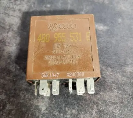 Audi A6 S6 C5 4B Other relay 4B0955531E A240300 5WK1047
