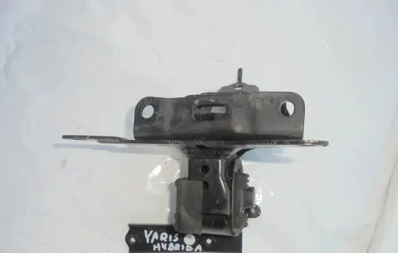 Toyota Yaris Engine mounting bracket