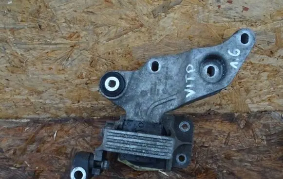Mercedes-Benz Vito Viano W447 Engine mount bracket A4472410713 26020122 326556G