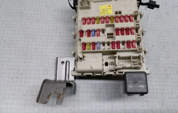 Nissan Primera Fuse module