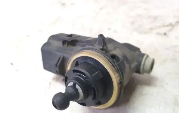 Toyota Avensis T270 Headlight level adjustment motor 92001231