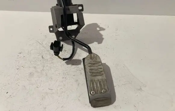 Audi A6 S6 C4 4A Accelerator throttle pedal 0205001032