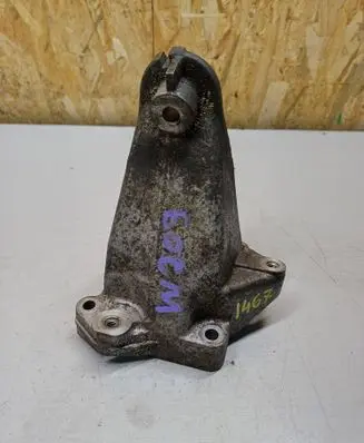 Mercedes-Benz C W203 Engine mounting bracket A2712230904