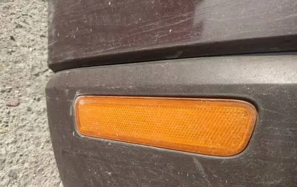 Chrysler Pacifica Front reflector 