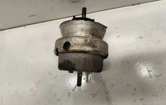 Engine mount bracket