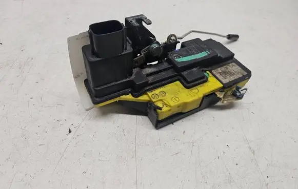Volvo V70 Rear door lock 8650554