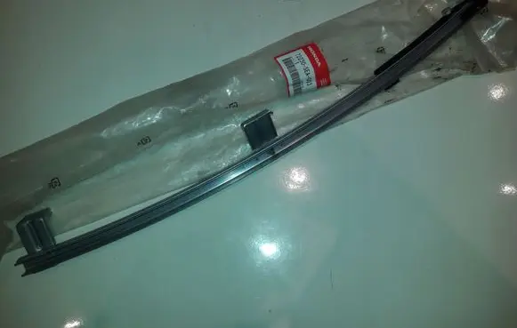 Honda Accord Front door window/glass frame 72230SEA003