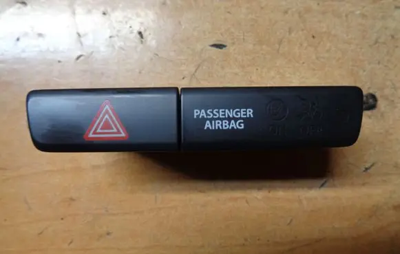 Suzuki Vitara (LY) Hazard light switch