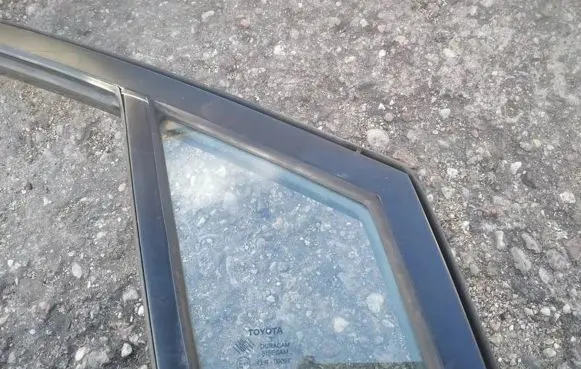 Toyota Corolla Verso AR10 Front door vent window glass four-door 