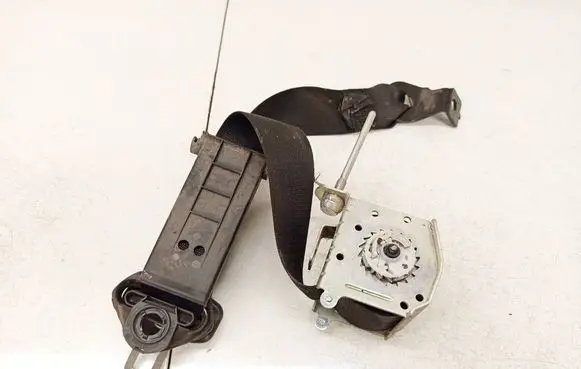 Opel Astra H Front seatbelt 560834801