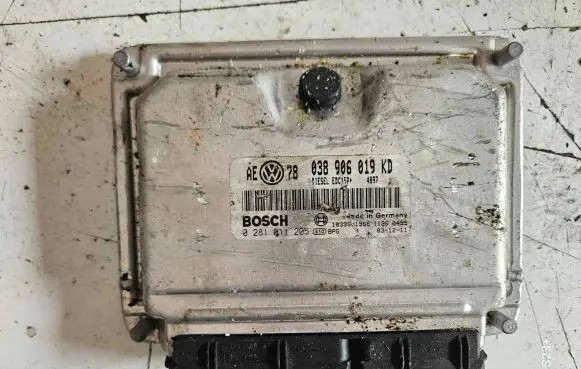 Volkswagen PASSAT B5 Engine control unit/module 038906019KD 1039S01966 0281011205
