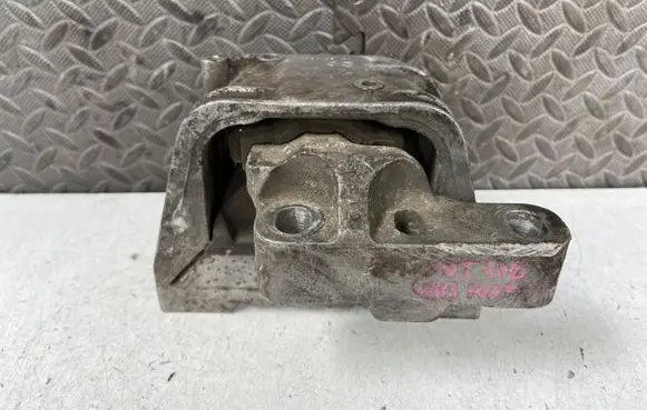 Volkswagen PASSAT B6 Engine mount bracket 1K0199262
