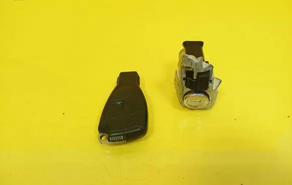 Mercedes-Benz A W169 Front door lock (next to the handle)