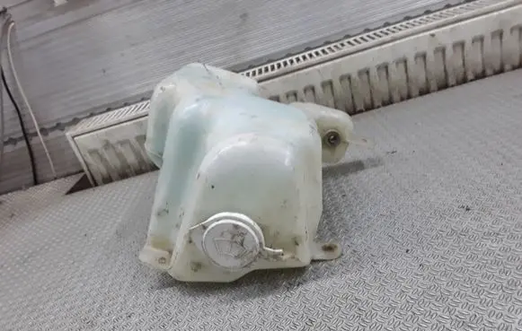 Mitsubishi L200 Windshield washer fluid reservoir/tank E13010028