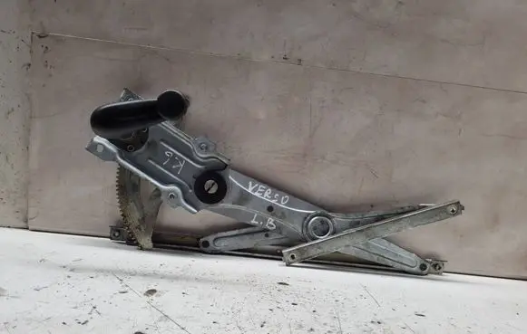 Toyota Corolla Verso AR10 Rear door manual window regulator 698400F010