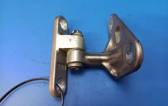 Mercedes-Benz E W211 Front door lower hinge ISEL02M12